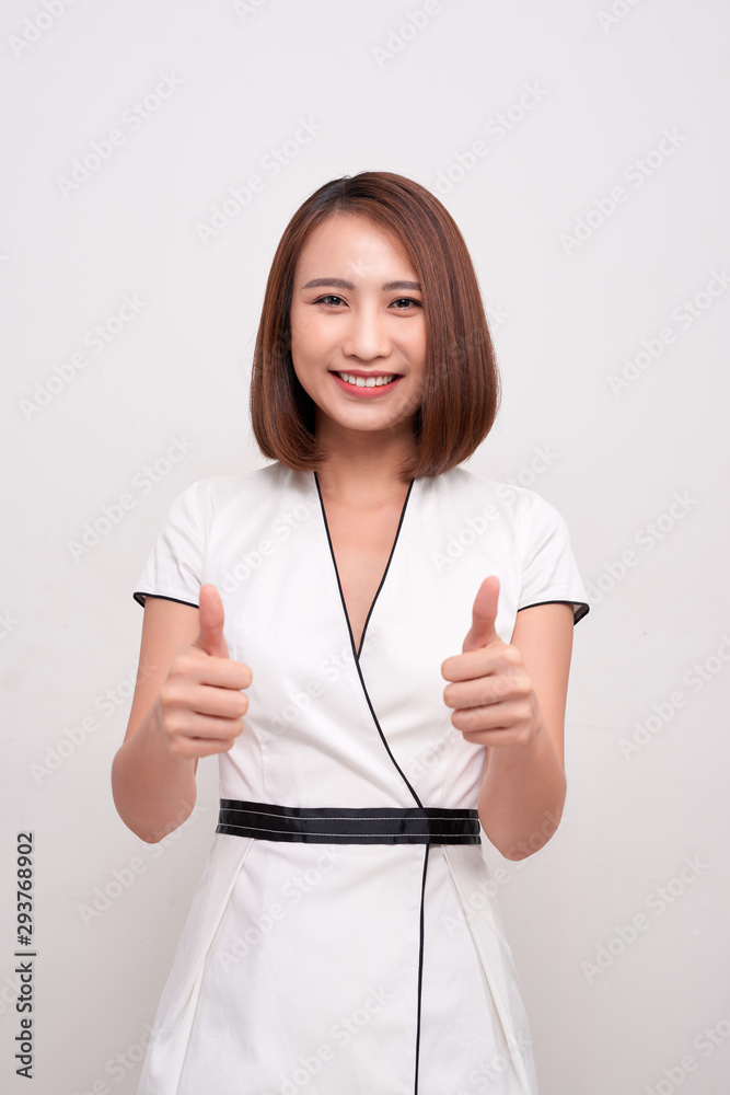 商务女性在白色背景下竖起大拇指，亚洲美女