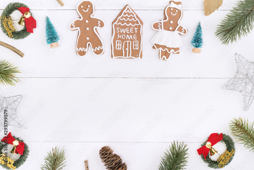 圣诞概念构图装饰物、冷杉树枝花环、姜饼人饼干