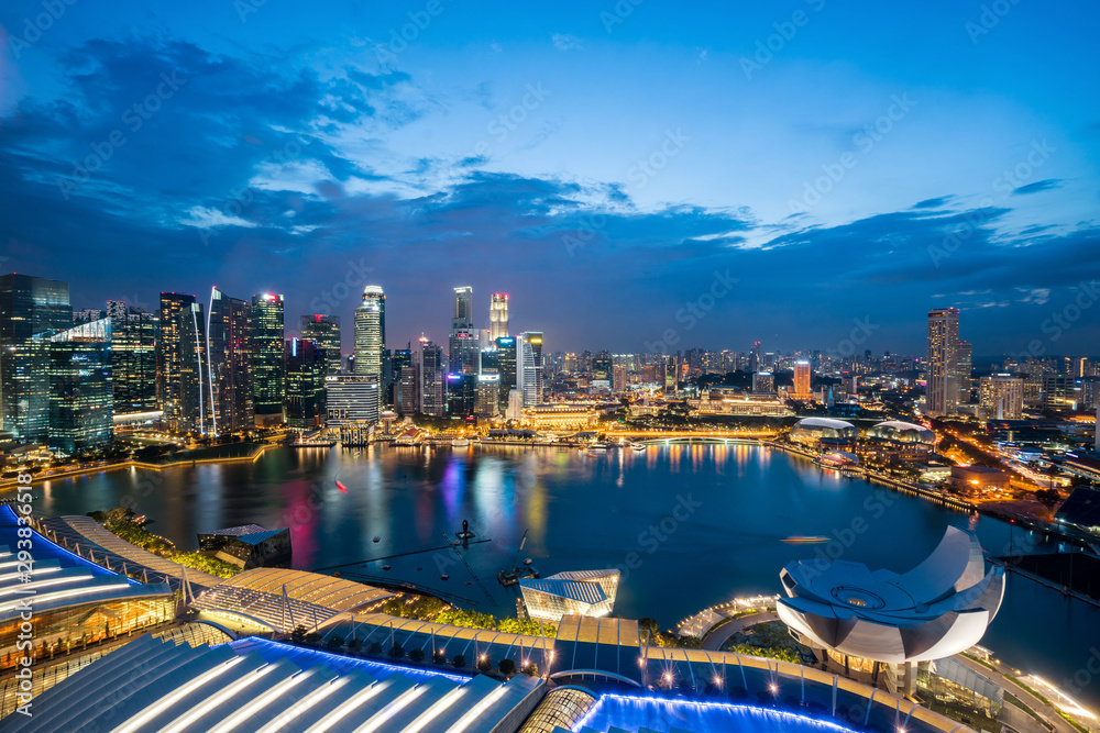 新加坡商业区天际线鸟瞰图，晚上在滨海湾进行旅游观光。
