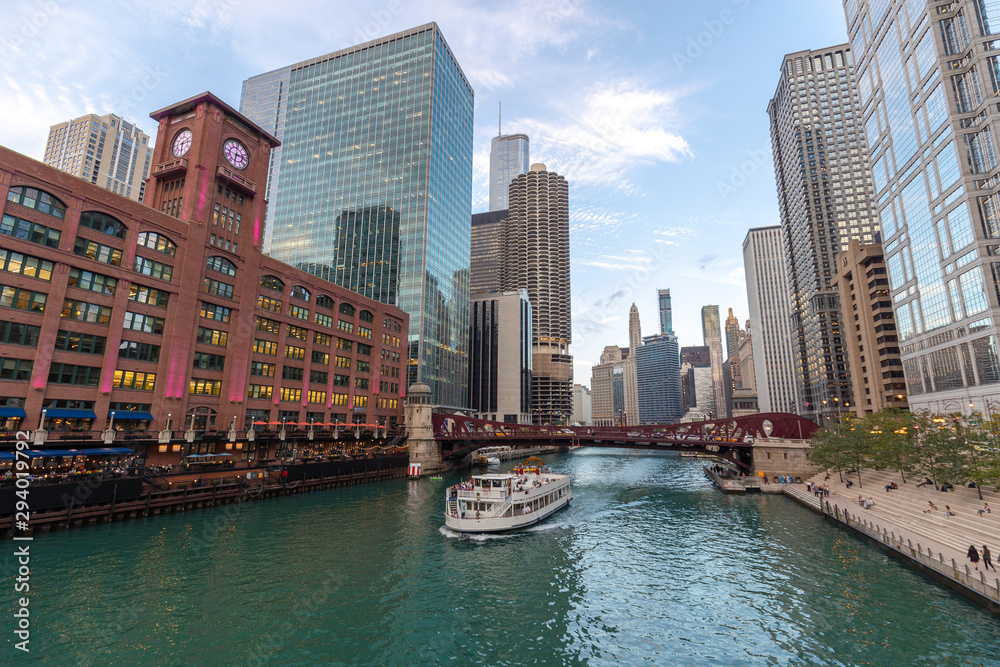 芝加哥河市中心建筑天际线