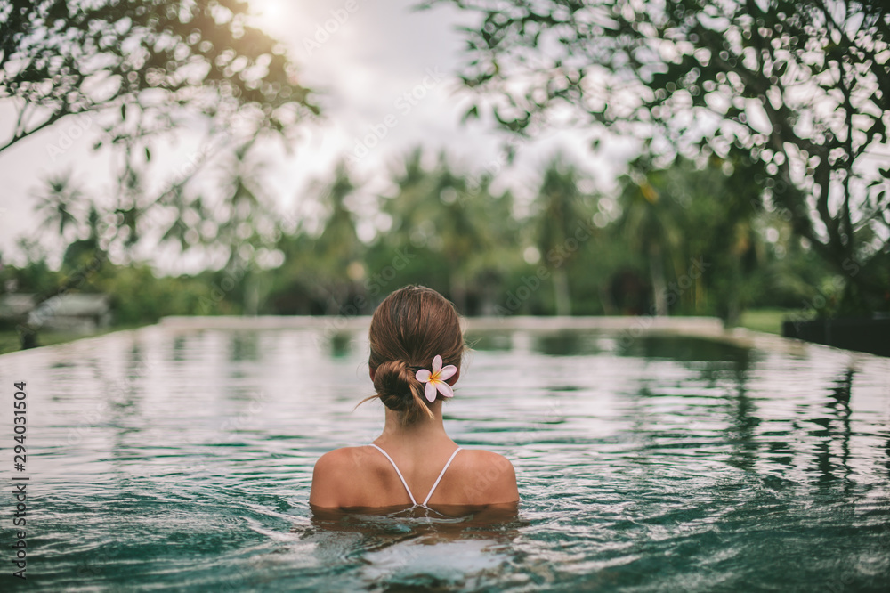 巴厘岛乌布棕榈树无限泳池