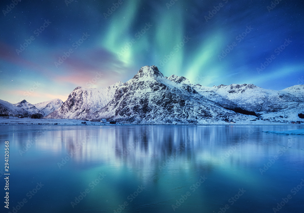 北极光，罗弗敦群岛，挪威。北极光，山脉和冰冻的海洋。冬季景观