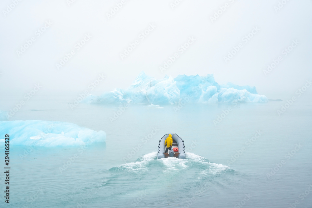 船上的科学家研究全球变暖导致的冰山融化