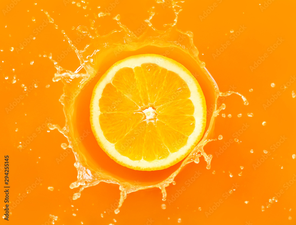 橙子片掉到果汁里，俯视图