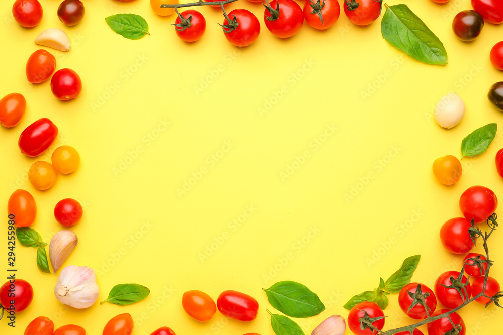 由新鲜蔬菜和罗勒在彩色背景上制成的框架