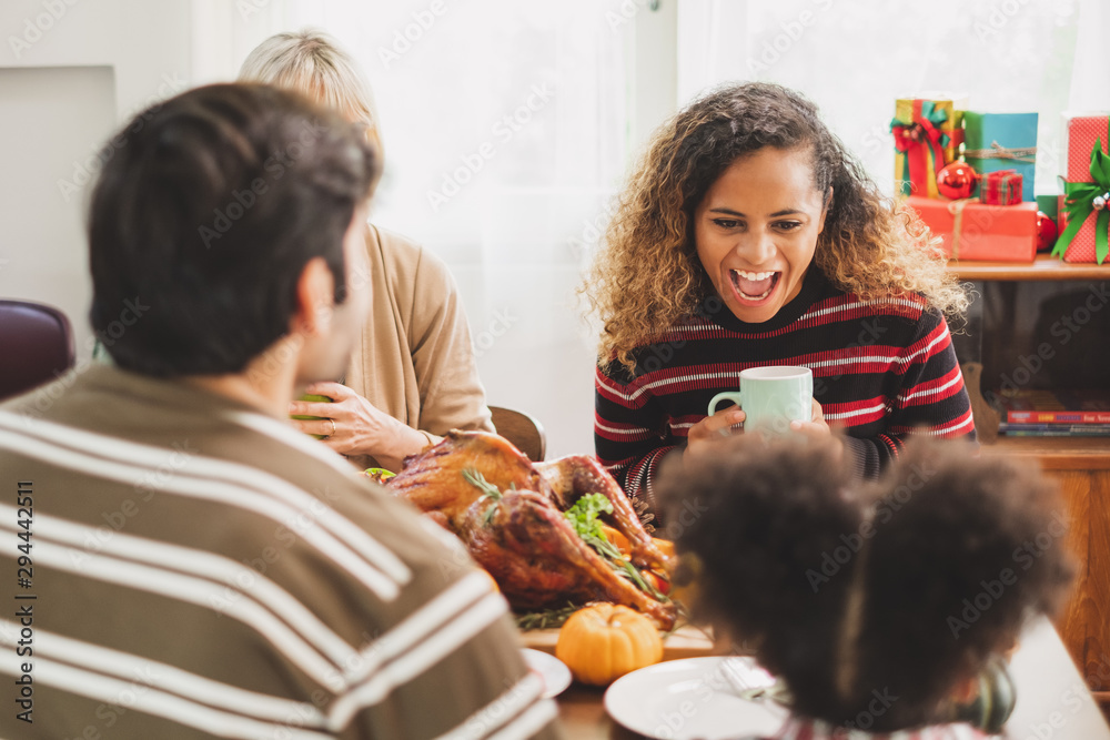 与家人共进感恩节快乐晚宴，餐桌上有火鸡