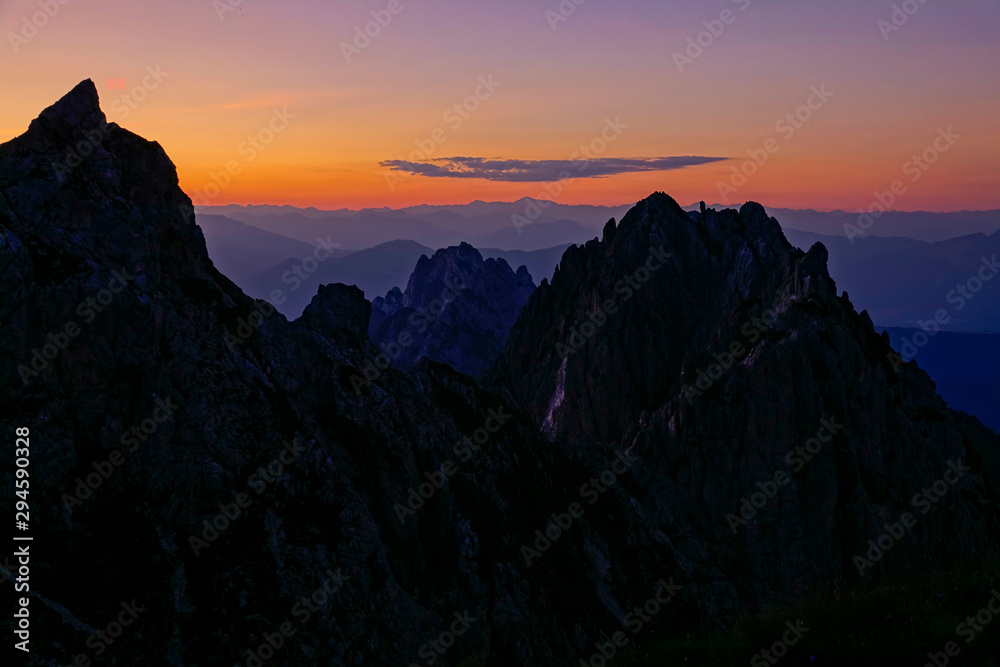 黄昏时分，朱利安阿尔卑斯山的壮丽景色一直延伸到地平线。