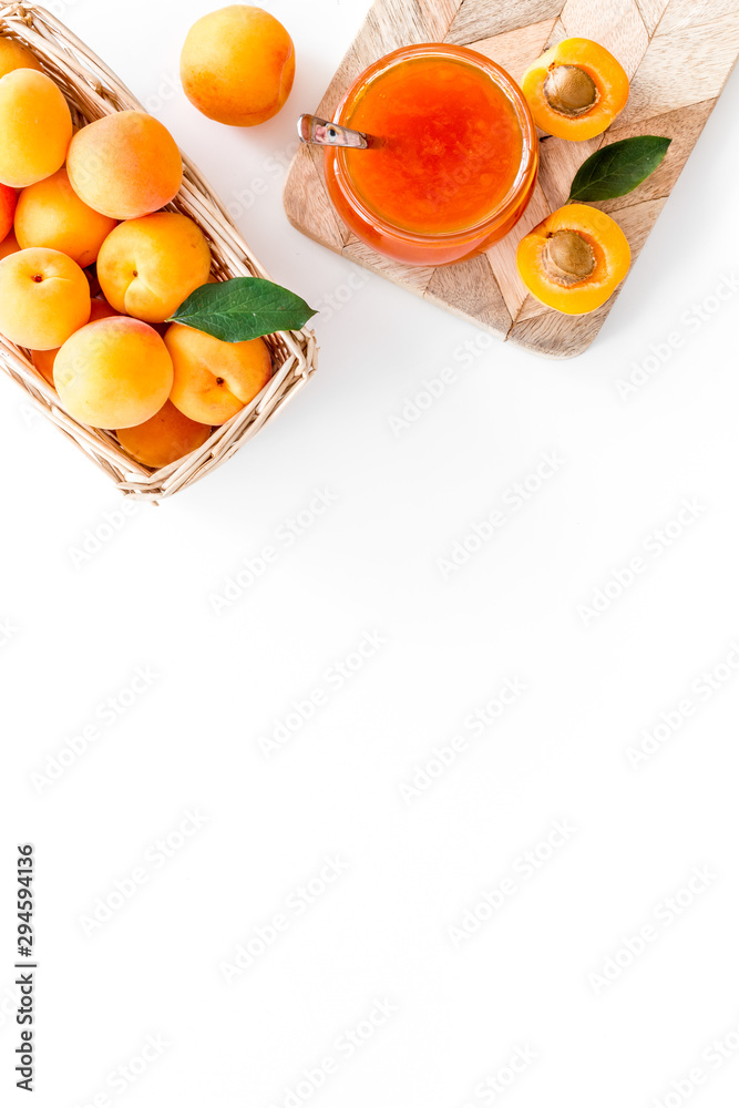 夏季蜜饯。白色背景上新鲜水果附近的罐子里的杏酱俯视图
1529781992,一群厨师、学生、工人和超级英雄正在咳嗽，感觉很糟糕
