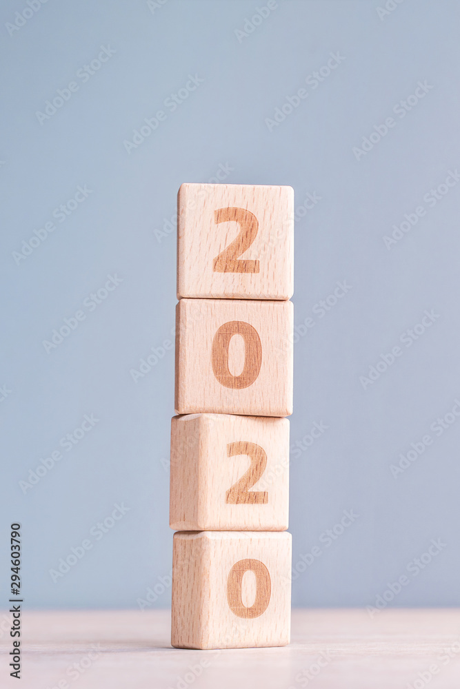 摘要202019新年目标计划设计理念-木桌上的木块立方体和过去
