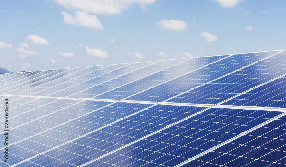 以太阳和蓝天为背景的生态技术太阳能电池板。自然中的清洁能源概念