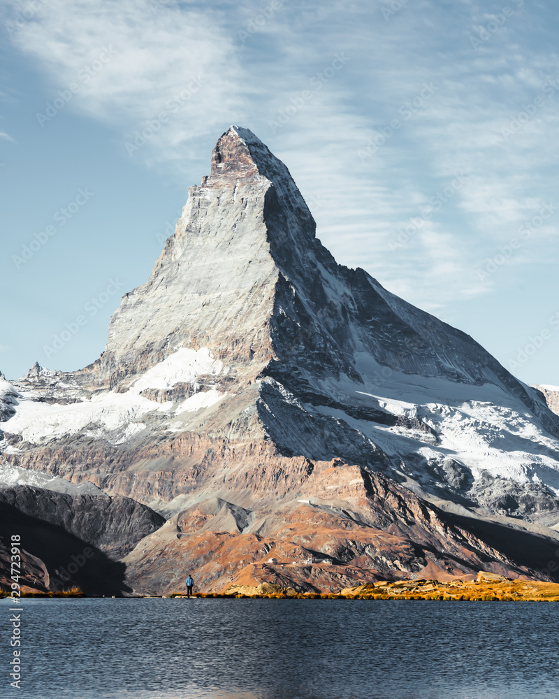瑞士阿尔卑斯山马特宏峰-塞尔维诺峰和斯特利塞湖的如画景色。蓝色口罩的日照