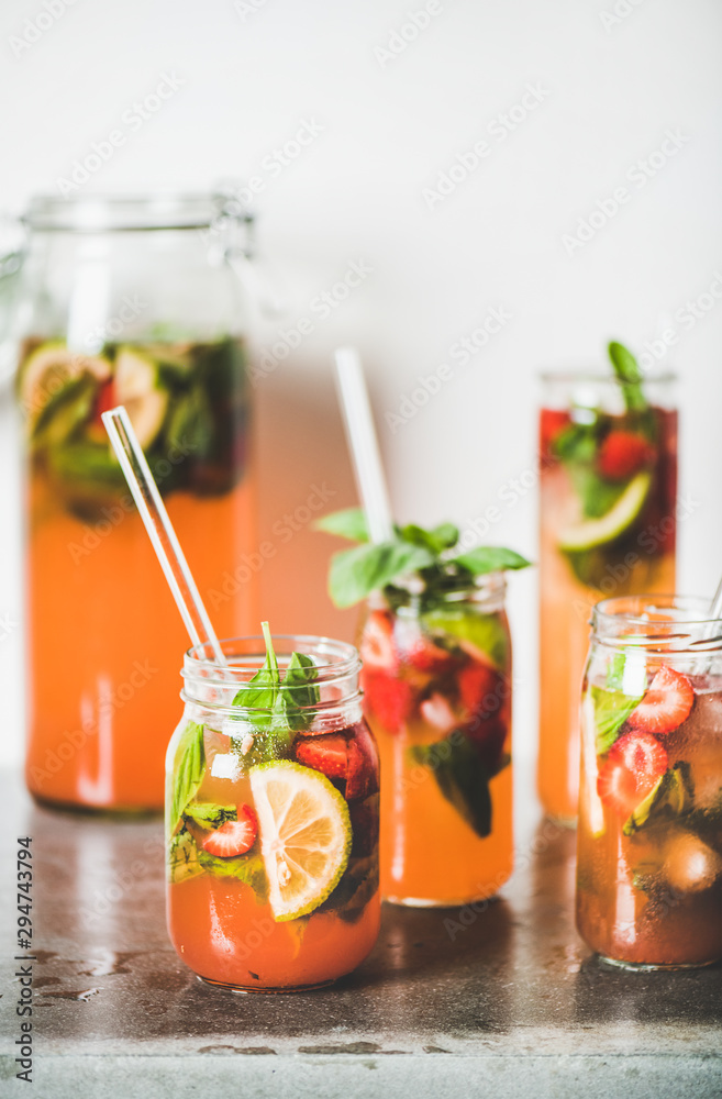自制草莓和罗勒柠檬水或冰茶，装在带有环保无塑料玻璃杯的玻璃玻璃杯中