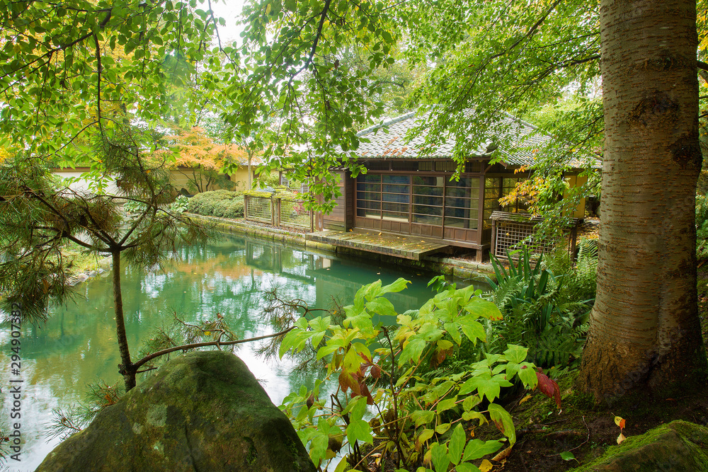 日本花园池塘和建筑。凯泽斯劳滕