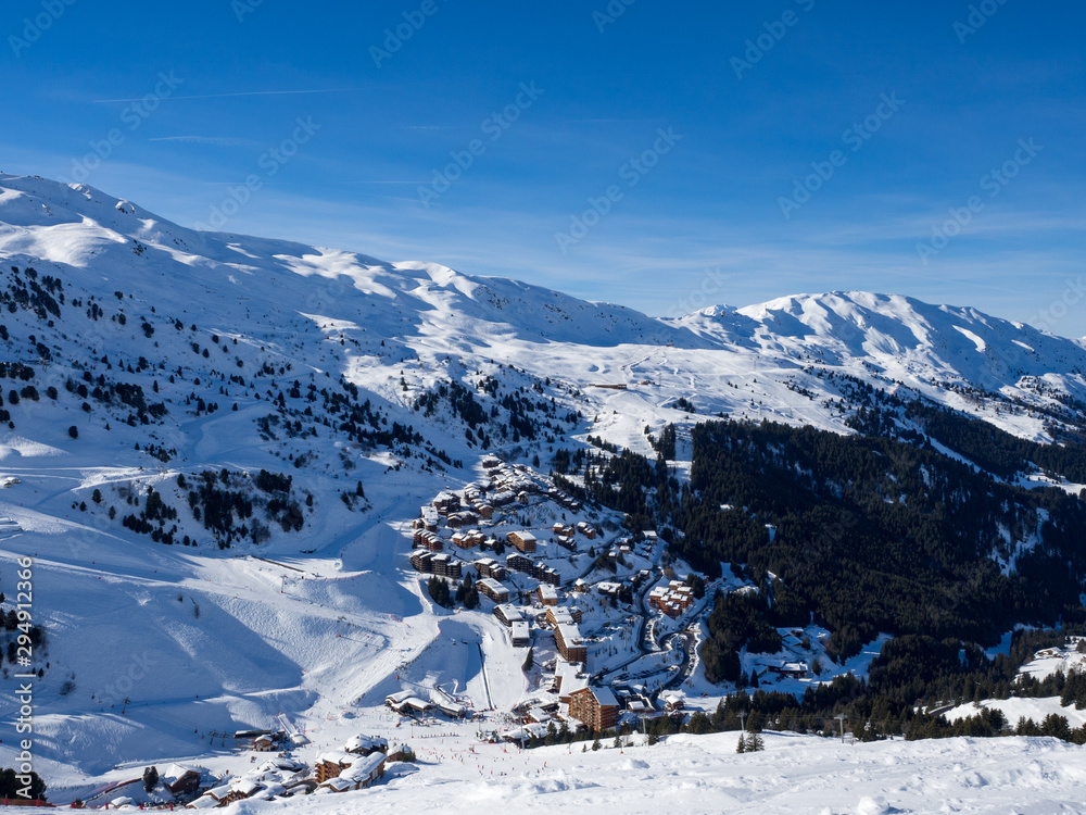 梅里贝尔，法国-2018年2月：梅里贝尔滑雪场的木屋。滑雪场和雪坡，美丽