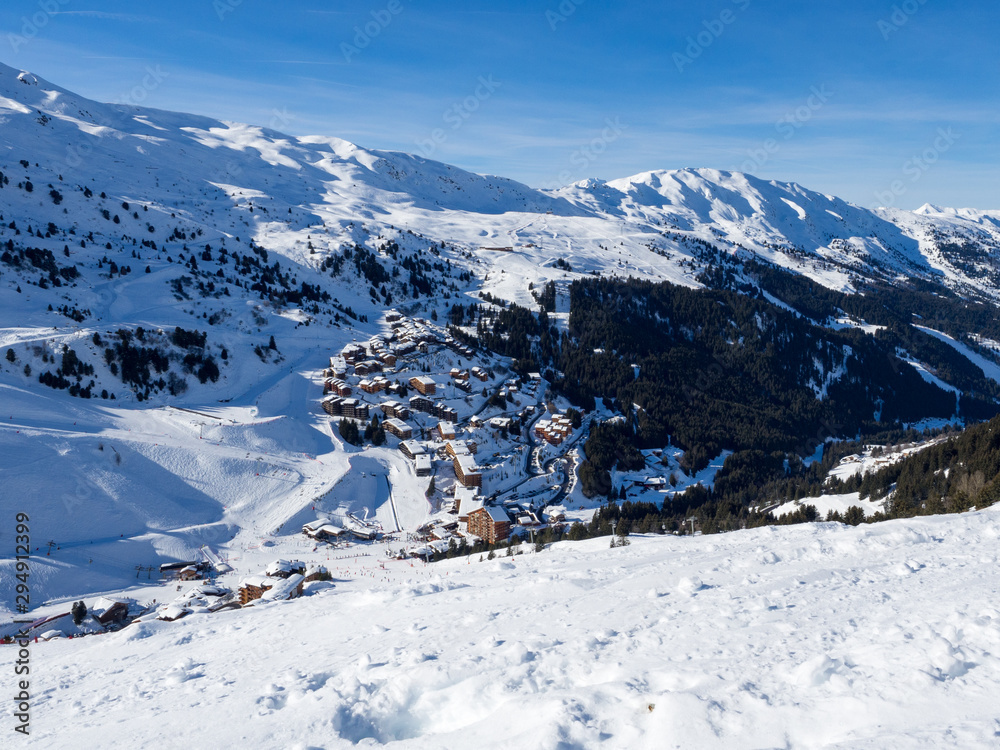梅里贝尔，法国-2018年2月：梅里贝尔滑雪场的木屋。滑雪场和雪坡，美丽