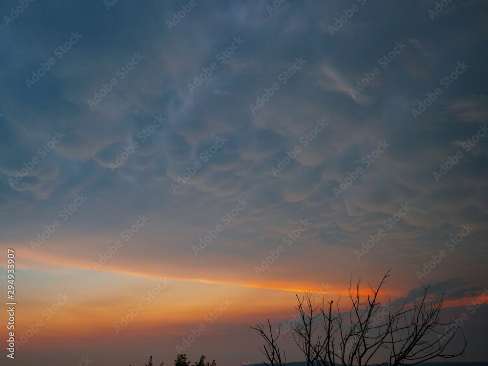 日落时，蓬松的积云聚集在宁静的斯洛文尼亚乡村上空。
