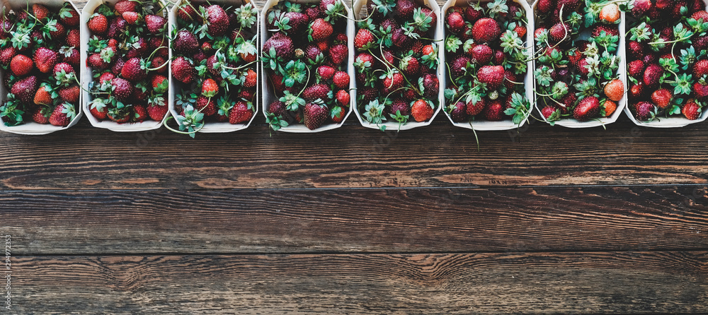 新鲜的季节性夏季当地市场水果产品。在生态农场收获草莓。