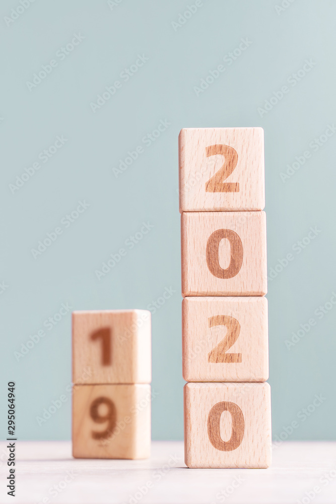 摘要202019新年目标计划设计理念-木桌上的木块立方体和过去