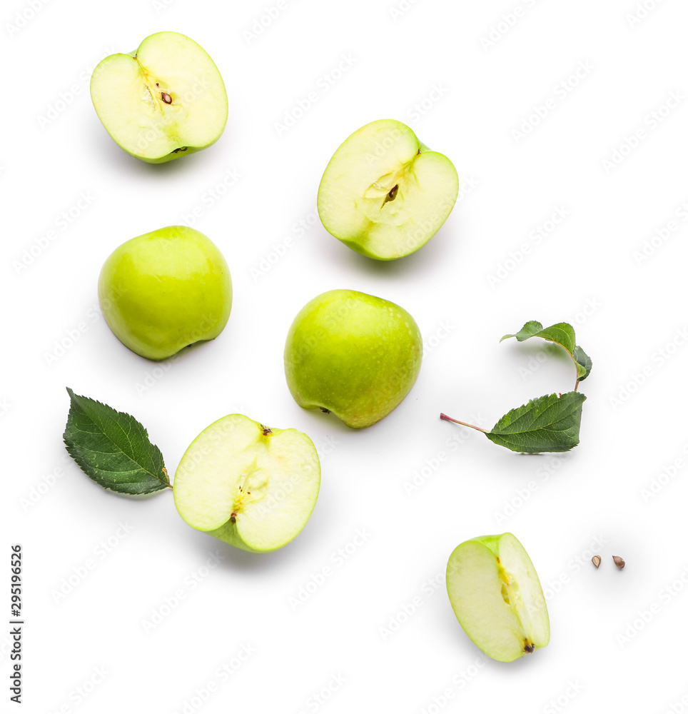 浅色背景下的新鲜成熟苹果
