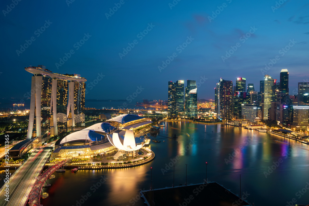 新加坡滨海湾新加坡商业区天际线和新加坡摩天大楼夜间全景