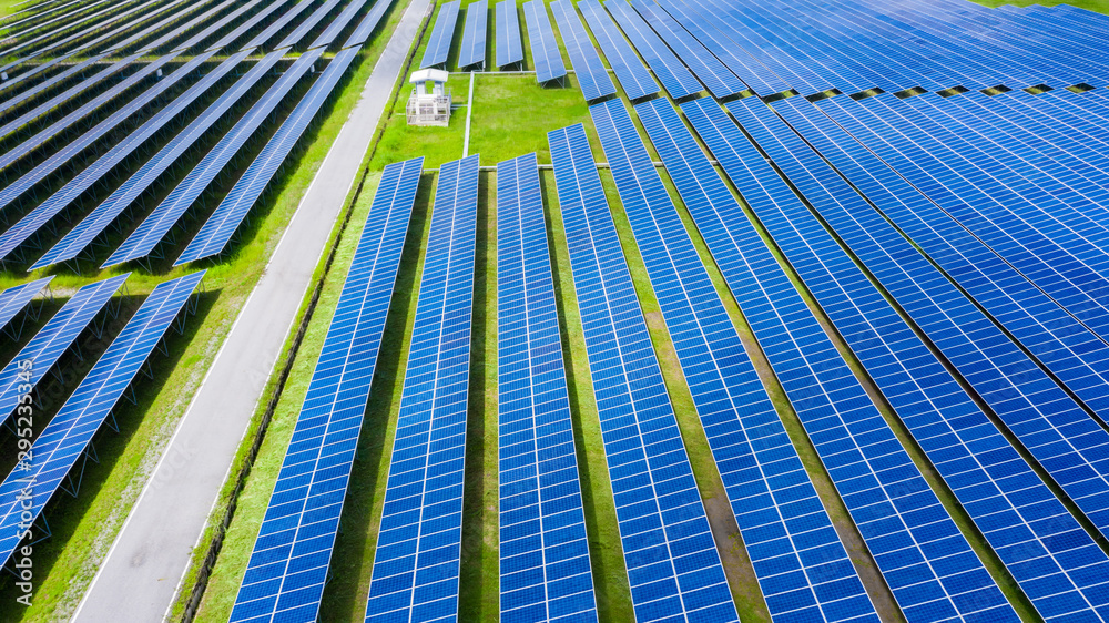 鸟瞰太阳能电池板，泰国农村的太阳能农场。