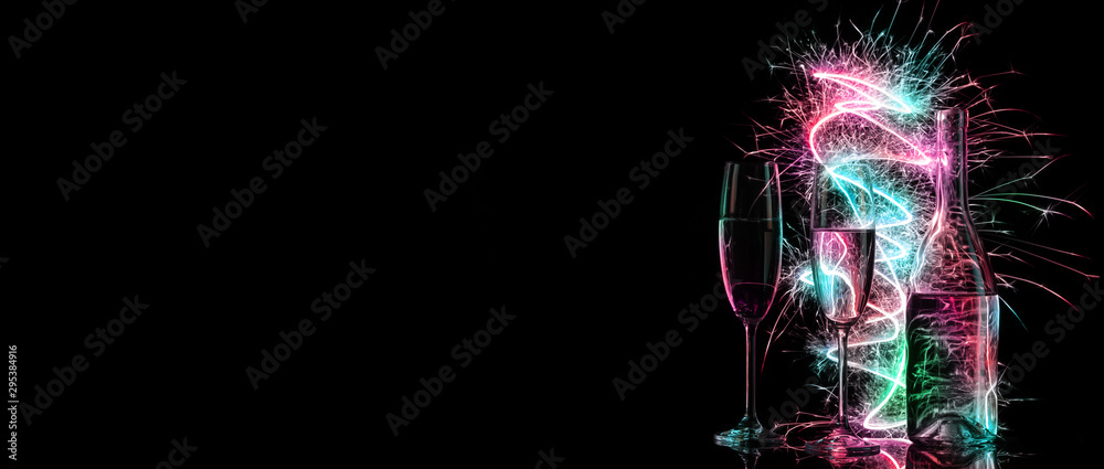 两杯香槟和一瓶黑色背景的多色亮片