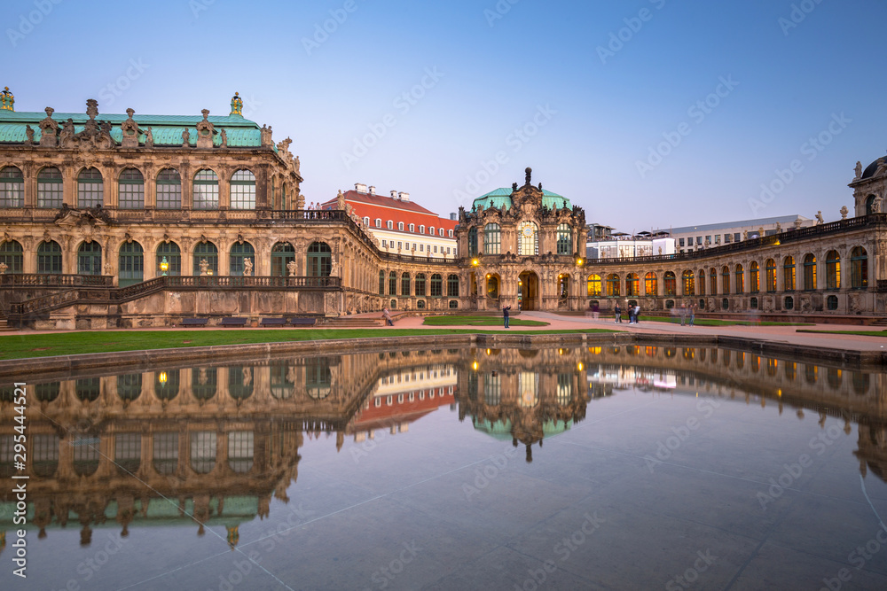 德国萨克森州德累斯顿黄昏时茨温格宫的美丽建筑