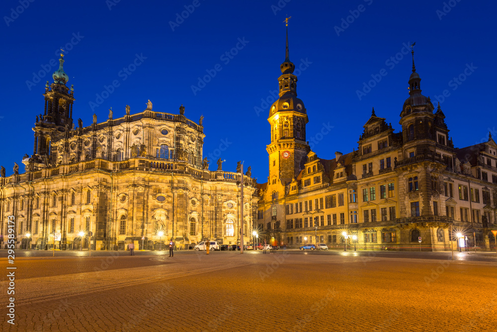 德国萨克森州圣三一大教堂和德累斯顿城堡夜间广场