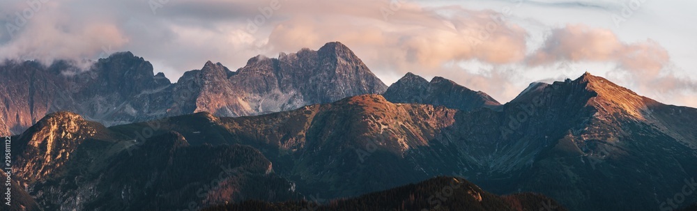 日落时的山峰。波兰的塔特拉山脉。