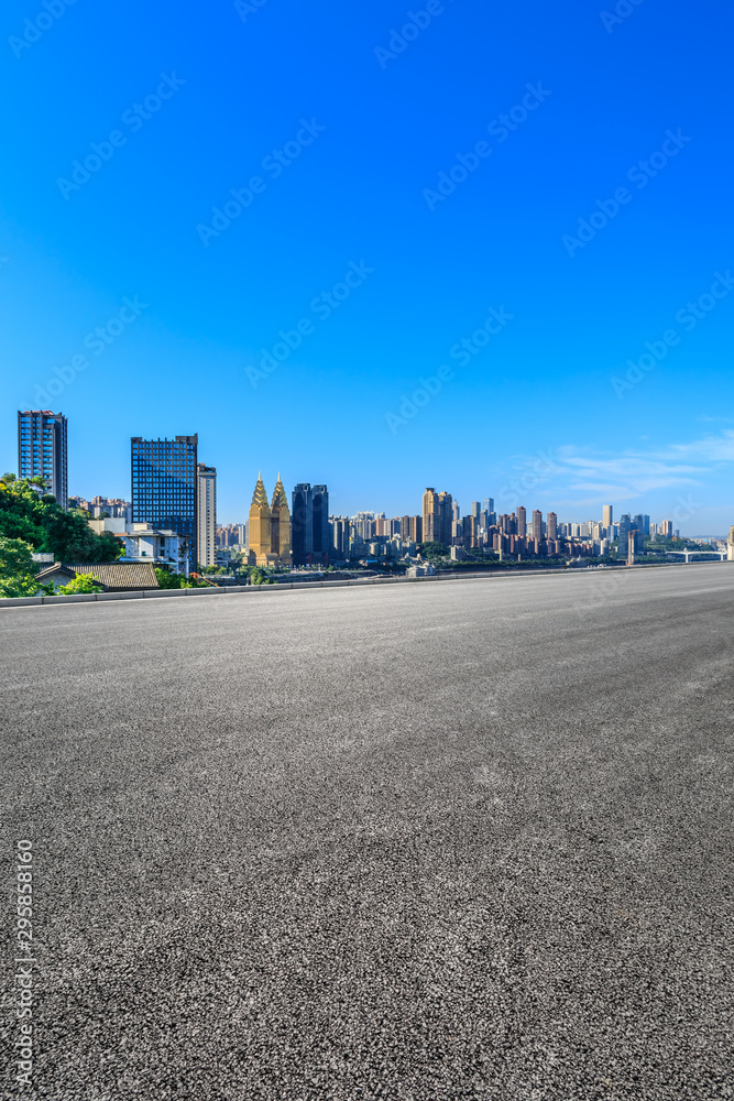 中国重庆的空沥青公路和现代城市金融区。