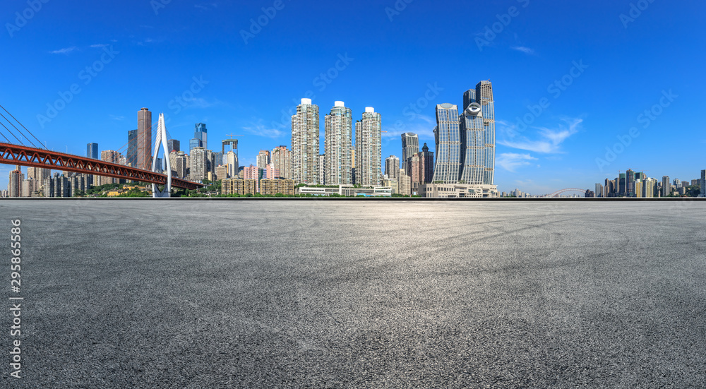 中国重庆，宽阔的赛马场和有建筑的城市金融区。