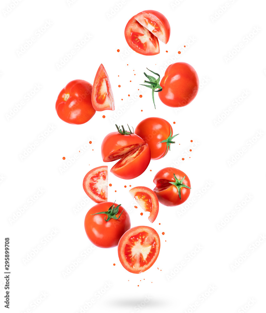 空气中的新鲜番茄整片和切片，在白色背景上隔离