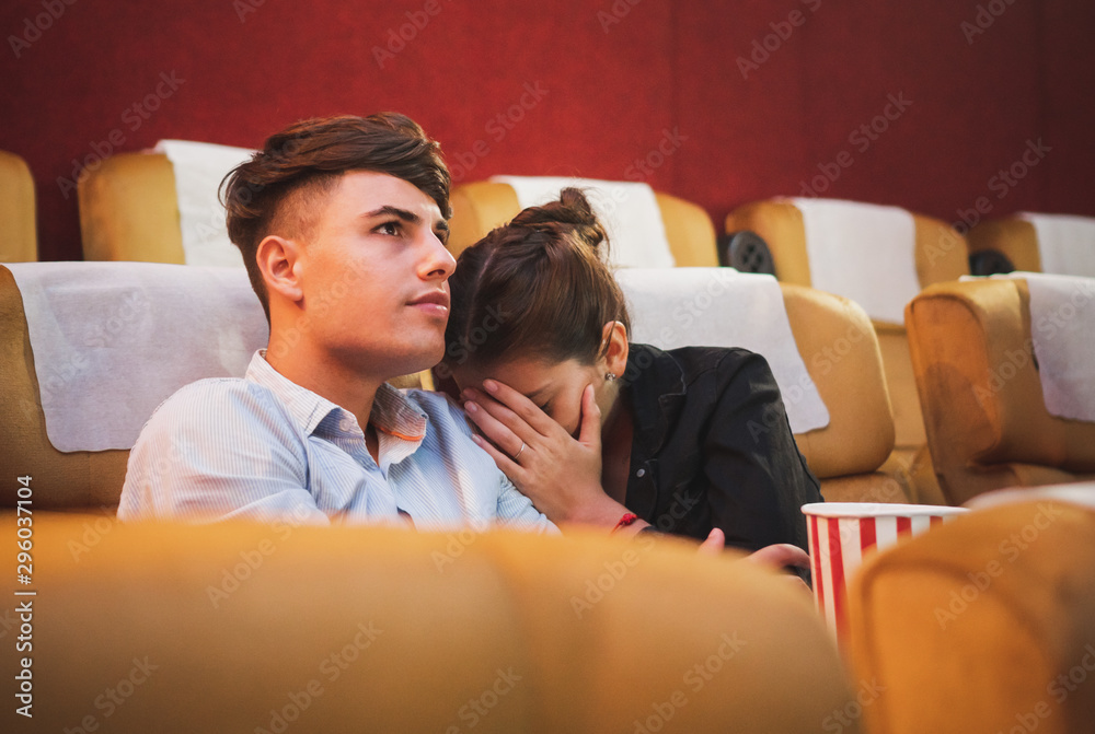 快乐的年轻情侣情人在影院看恐怖电影