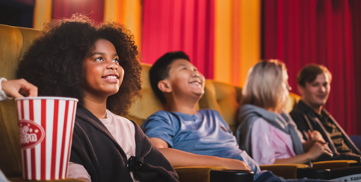 快乐的孩子在影院看电影/影院电影院在影院/影院电影院看电影