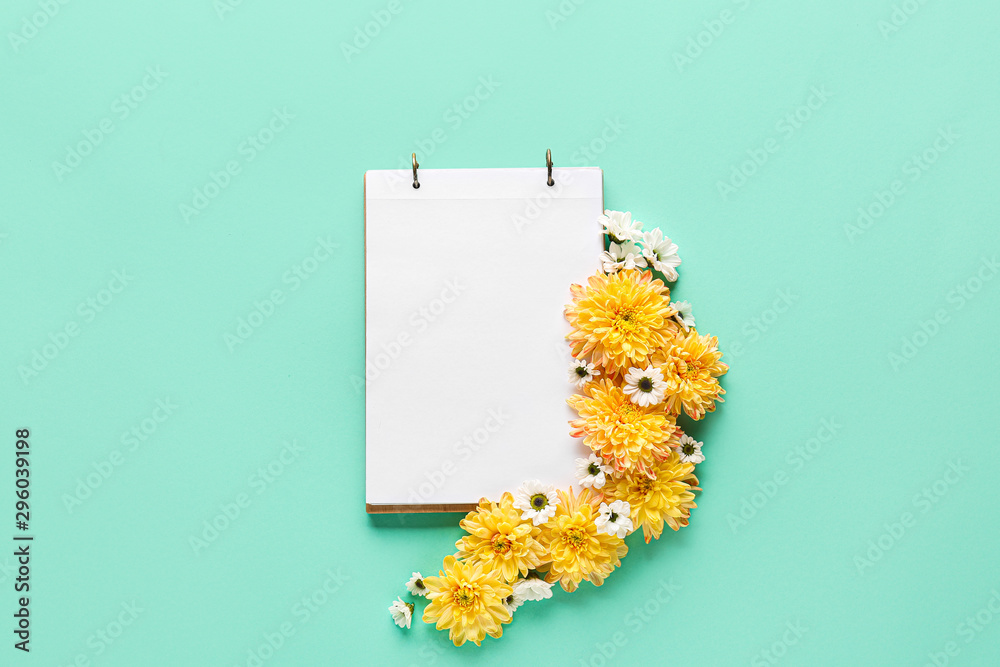 彩色背景上有漂亮花朵的空笔记本