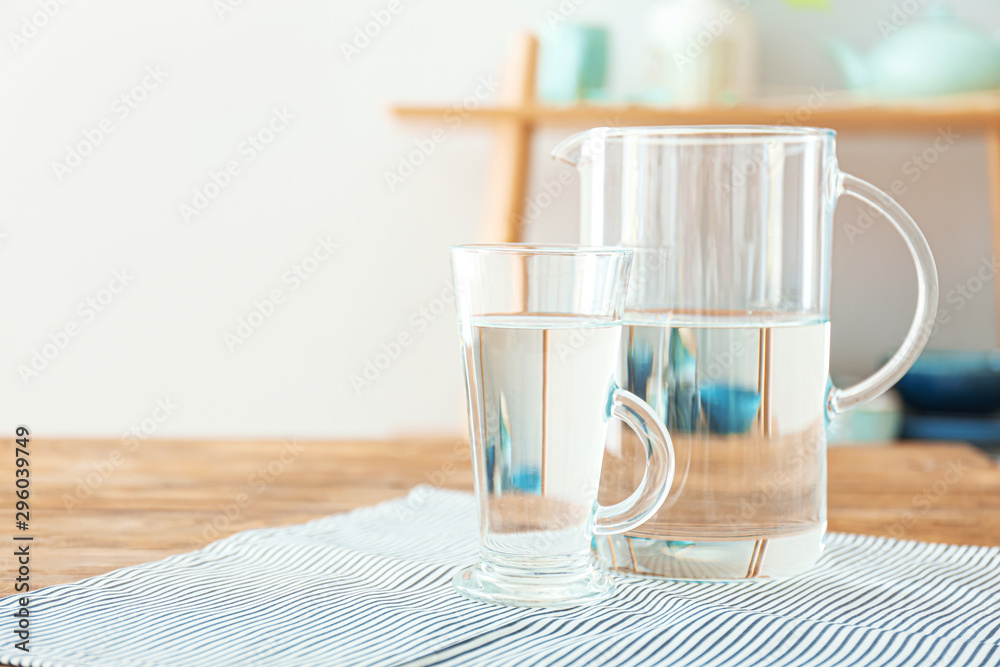 室内餐桌上的玻璃杯和一壶淡水