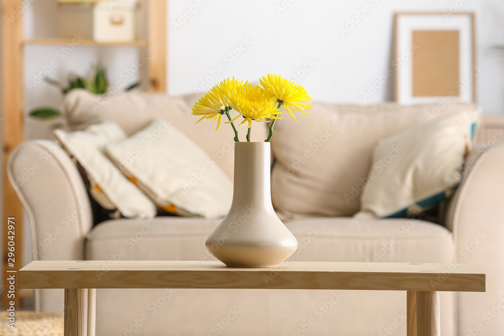 房间桌子上花瓶里的菊花很漂亮