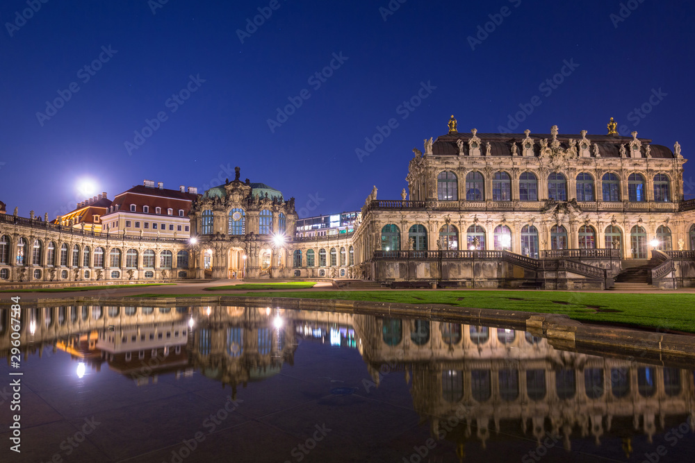 德国萨克森州德累斯顿黄昏时茨温格宫的美丽建筑