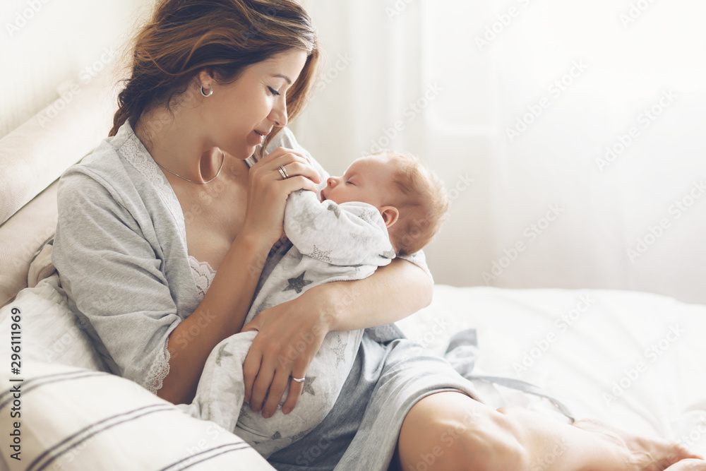 慈爱的母亲在家照顾新生儿