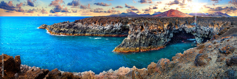 西班牙的海滩、悬崖和岛屿。风景名胜洛斯·赫维德罗斯在兰萨罗特岛的熔岩洞穴