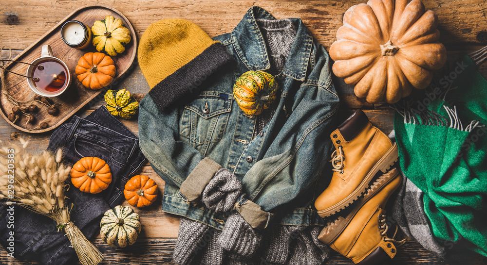 秋季潮流服装布局。复古牛仔夹克、毛衣、牛仔裤、羊毛围巾、帽子的平躺，耶