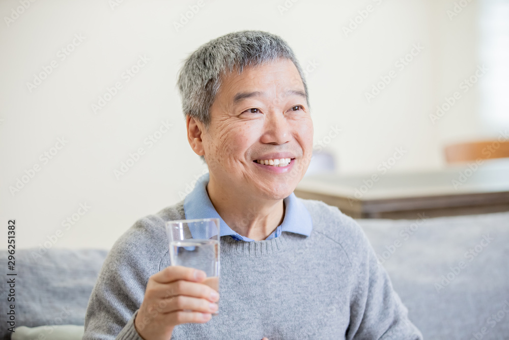 亚洲老人喝水