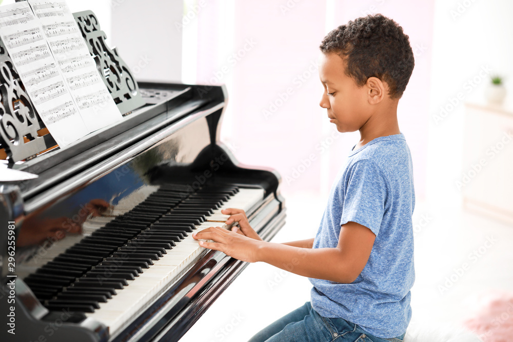 非洲裔美国小男孩在家弹三角钢琴