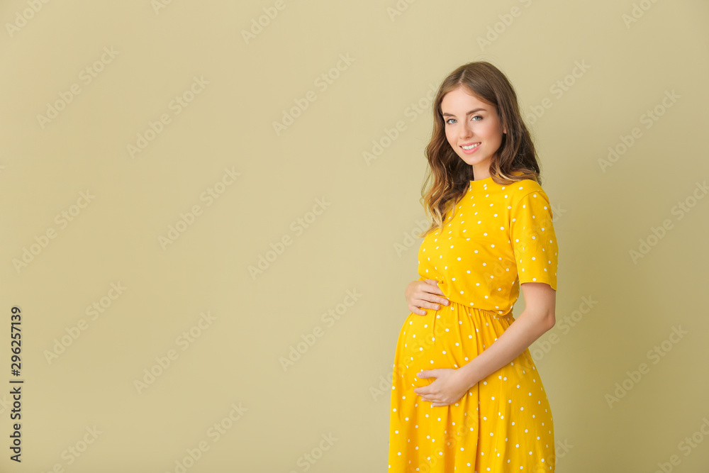 彩色背景下的美丽孕妇