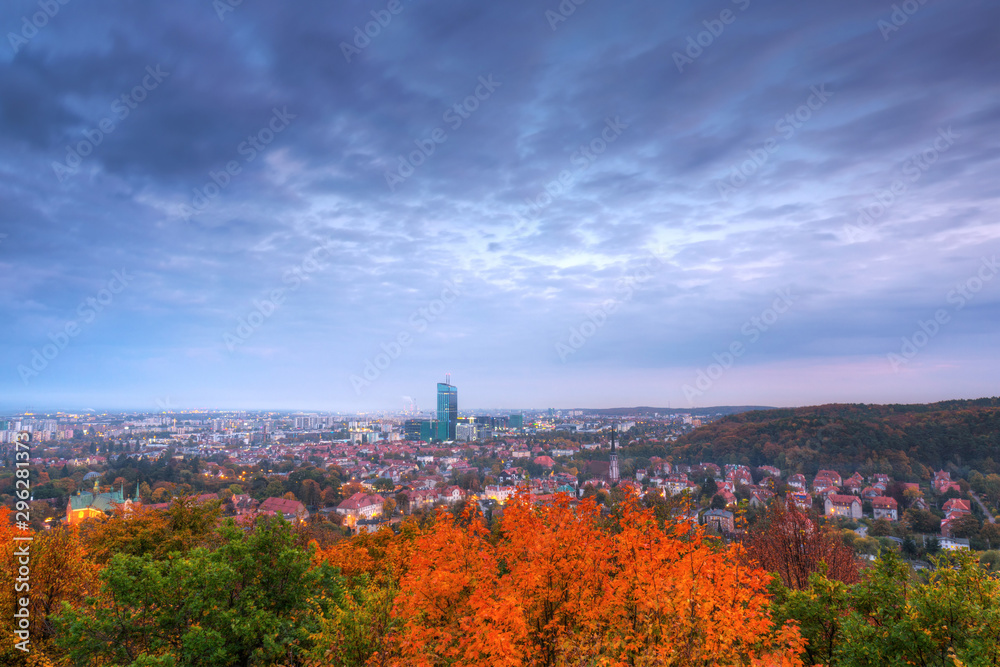 波兰Gdansk Oliwa秋景中的城市景观
