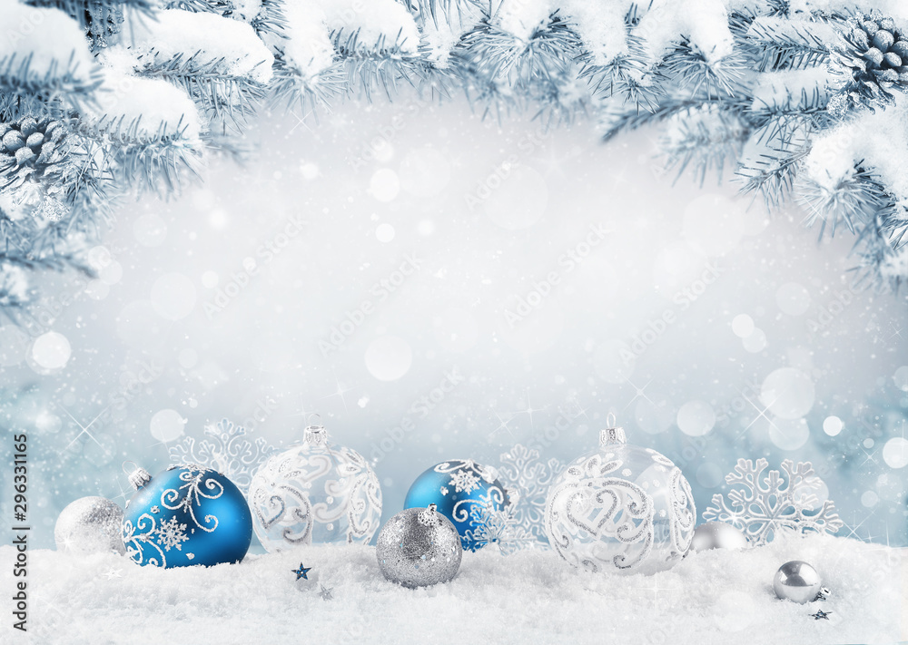 圣诞快乐卡片。雪上的蓝色圣诞球和小饰品，还有冷杉树枝。