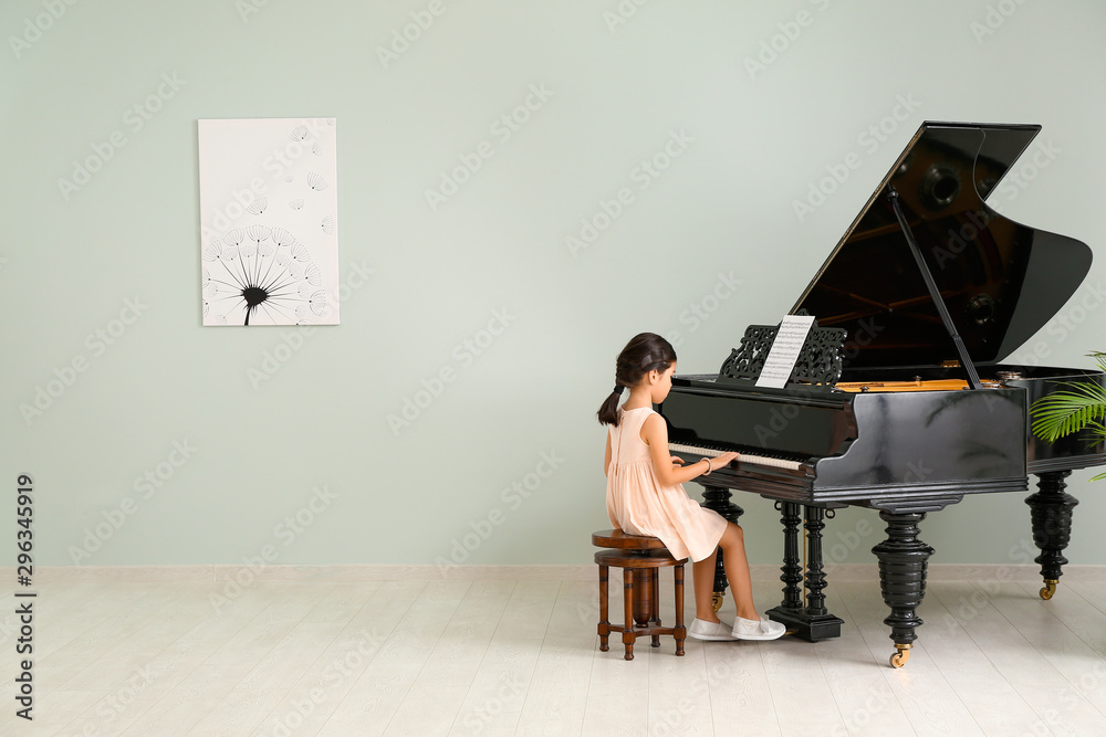 小女孩在家弹三角钢琴