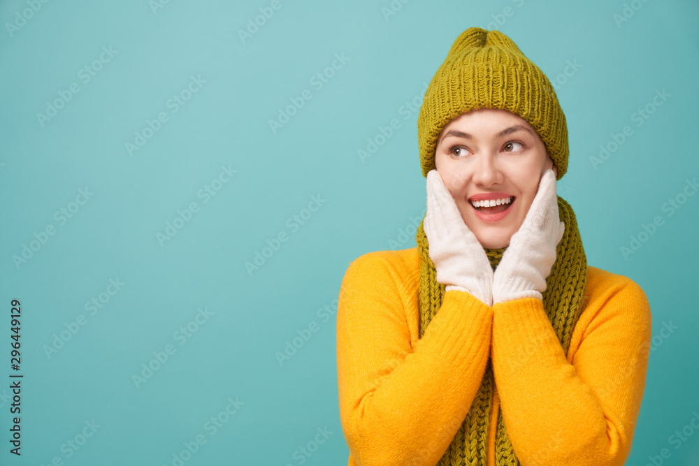 快乐年轻女性的冬季画像