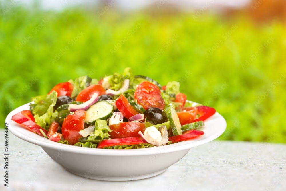 新鲜沙拉配白色盘子里五颜六色的蔬菜照片