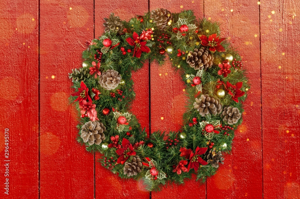 冬青、槲寄生和松果的圣诞装饰花环